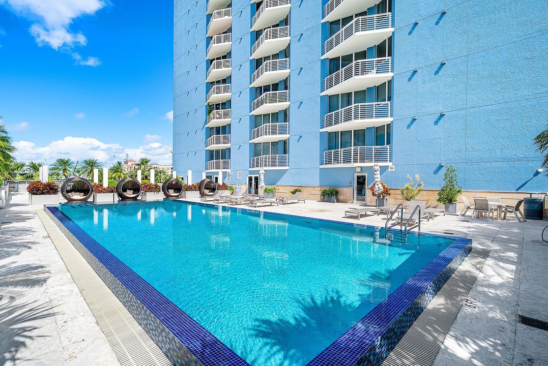 Active With Contract: $395,000 (1 beds, 1 baths, 933 Square Feet)