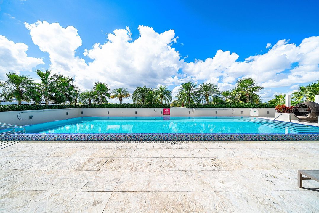 Active With Contract: $395,000 (1 beds, 1 baths, 933 Square Feet)