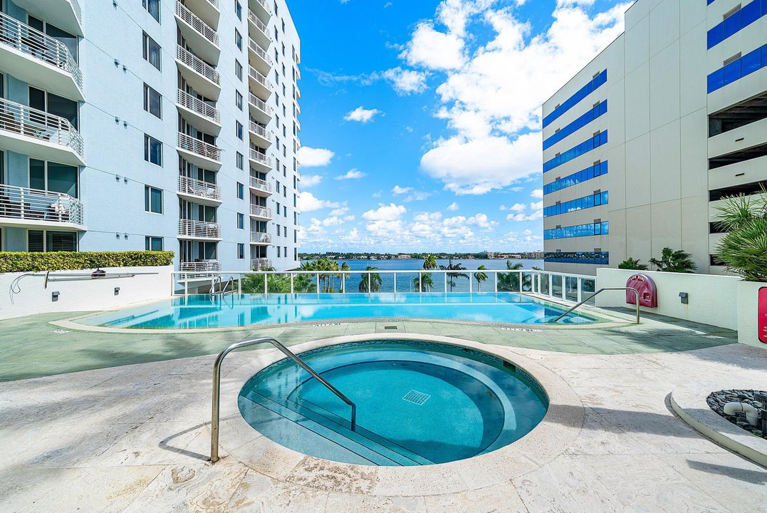 Active With Contract: $395,000 (1 beds, 1 baths, 933 Square Feet)