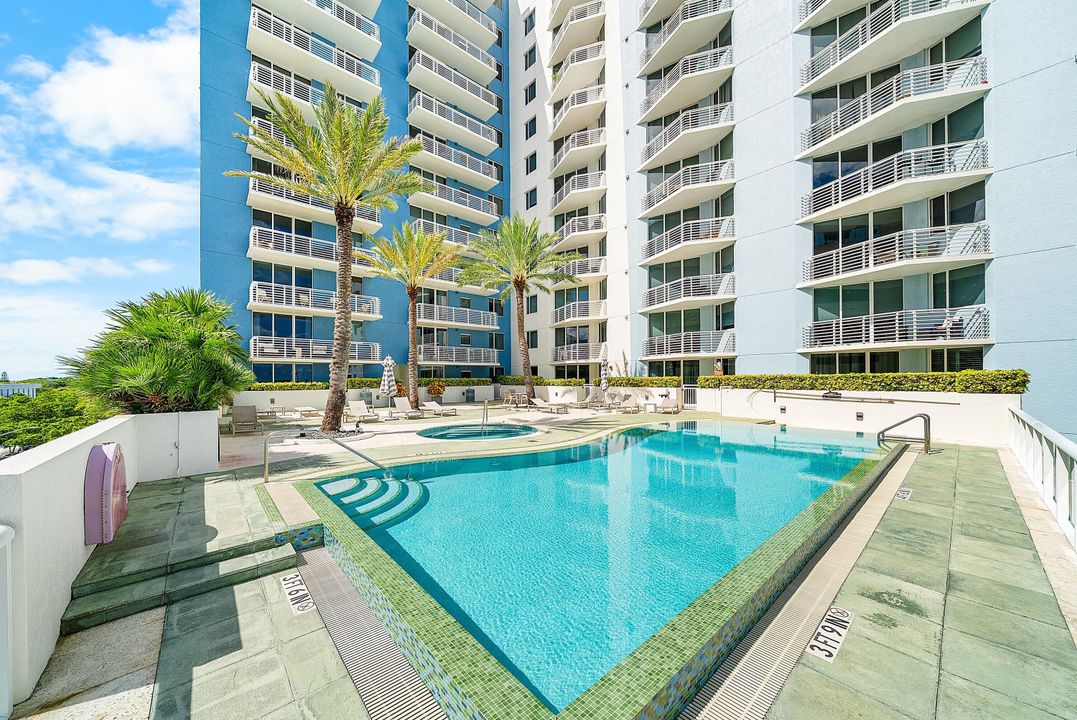 Active With Contract: $395,000 (1 beds, 1 baths, 933 Square Feet)