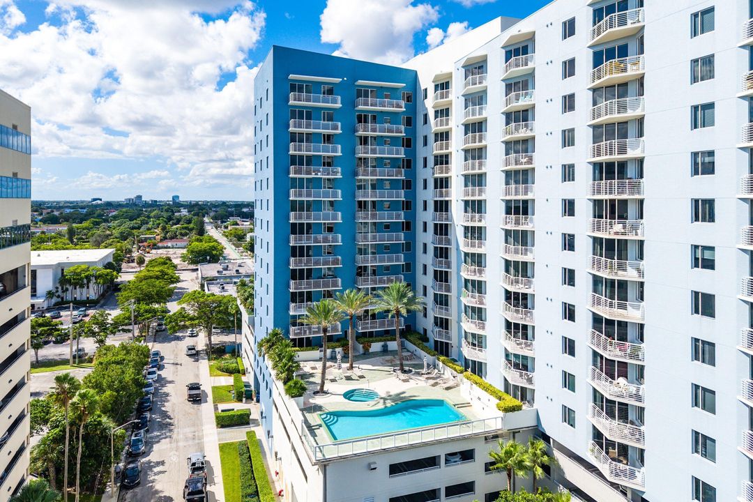 Active With Contract: $395,000 (1 beds, 1 baths, 933 Square Feet)