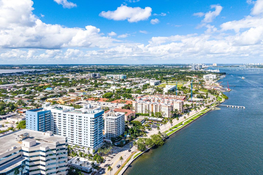 Active With Contract: $395,000 (1 beds, 1 baths, 933 Square Feet)