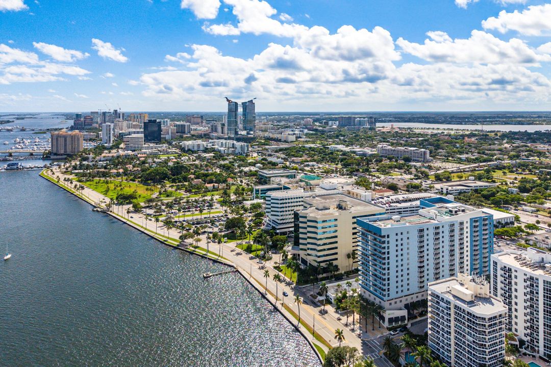 Active With Contract: $395,000 (1 beds, 1 baths, 933 Square Feet)