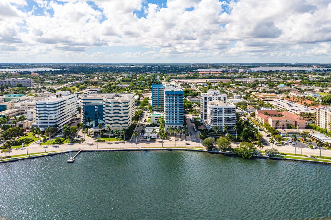 Active With Contract: $395,000 (1 beds, 1 baths, 933 Square Feet)