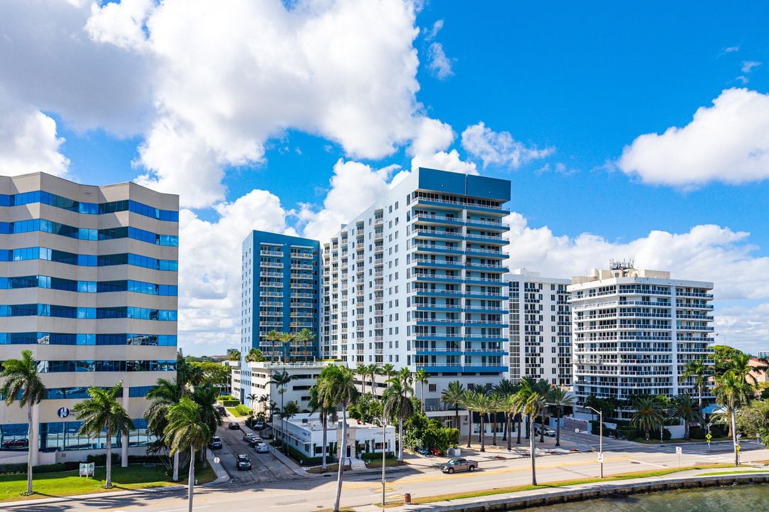 Active With Contract: $395,000 (1 beds, 1 baths, 933 Square Feet)