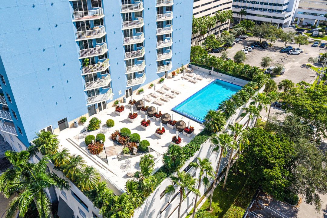 Active With Contract: $395,000 (1 beds, 1 baths, 933 Square Feet)