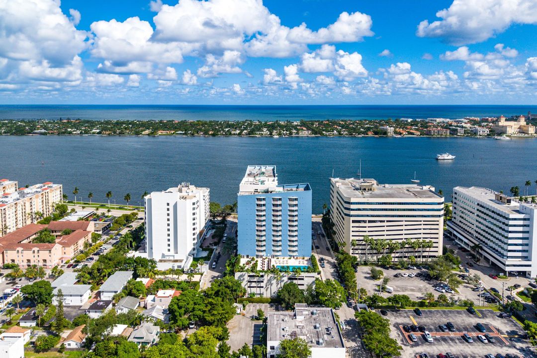 Active With Contract: $395,000 (1 beds, 1 baths, 933 Square Feet)