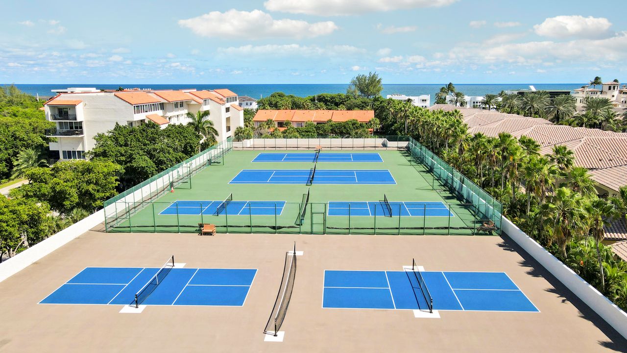 For Sale: $550,000 (1 beds, 1 baths, 987 Square Feet)