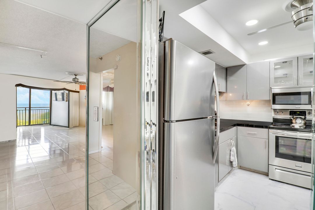 For Sale: $550,000 (1 beds, 1 baths, 987 Square Feet)