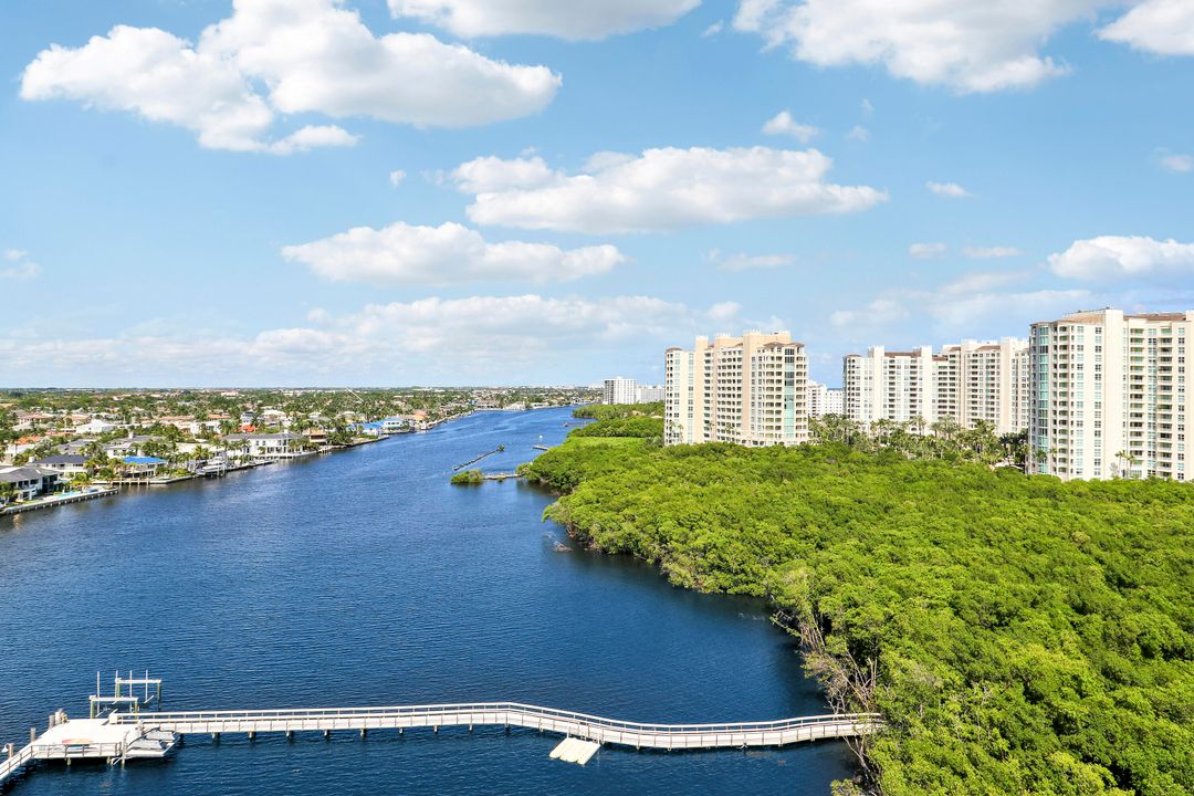 For Sale: $550,000 (1 beds, 1 baths, 987 Square Feet)