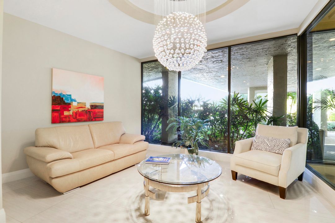 For Sale: $550,000 (1 beds, 1 baths, 987 Square Feet)