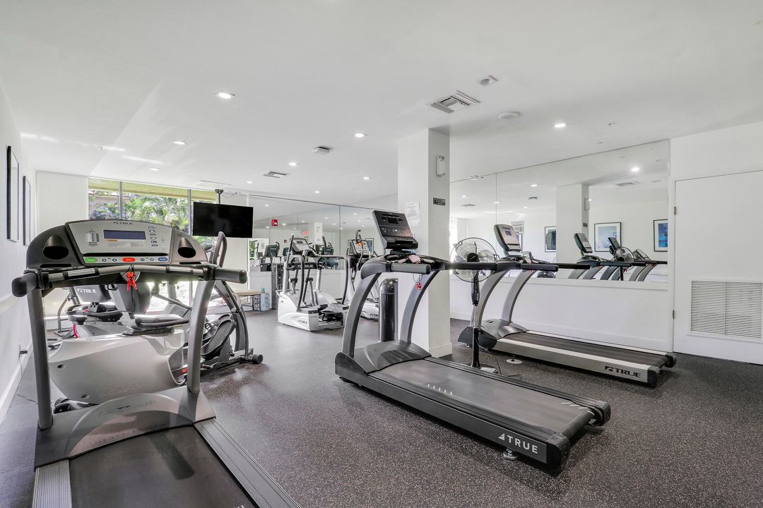 For Sale: $550,000 (1 beds, 1 baths, 987 Square Feet)