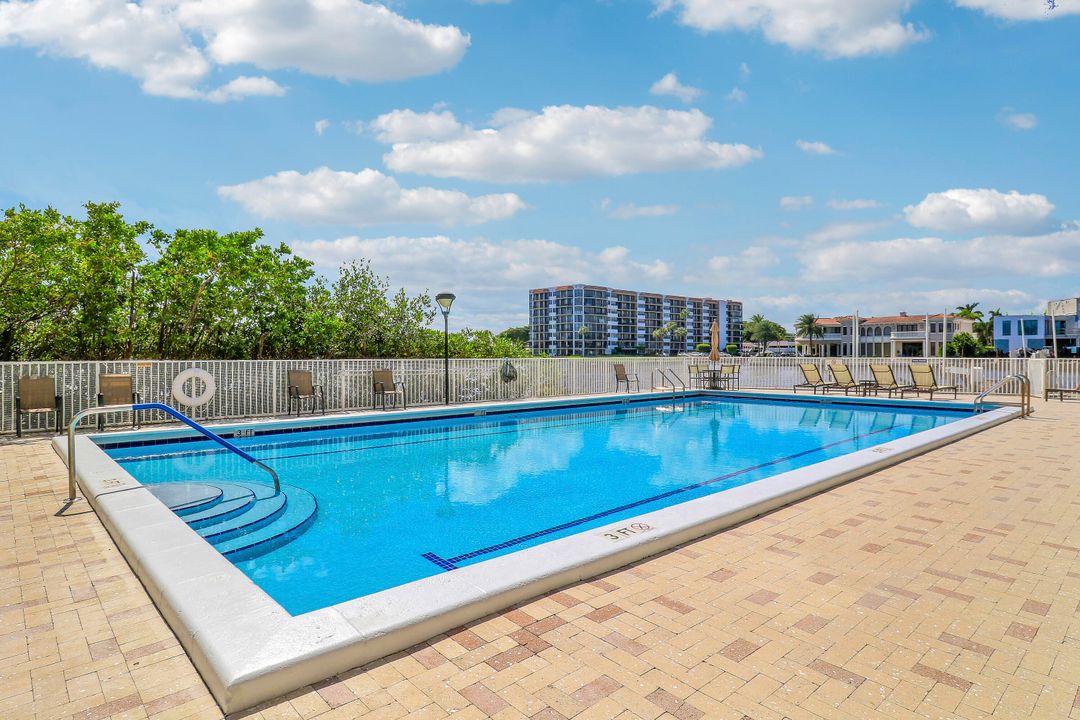 For Sale: $550,000 (1 beds, 1 baths, 987 Square Feet)