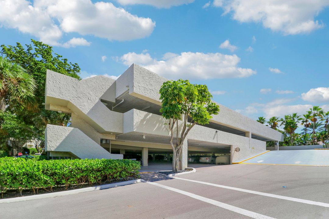 For Sale: $550,000 (1 beds, 1 baths, 987 Square Feet)