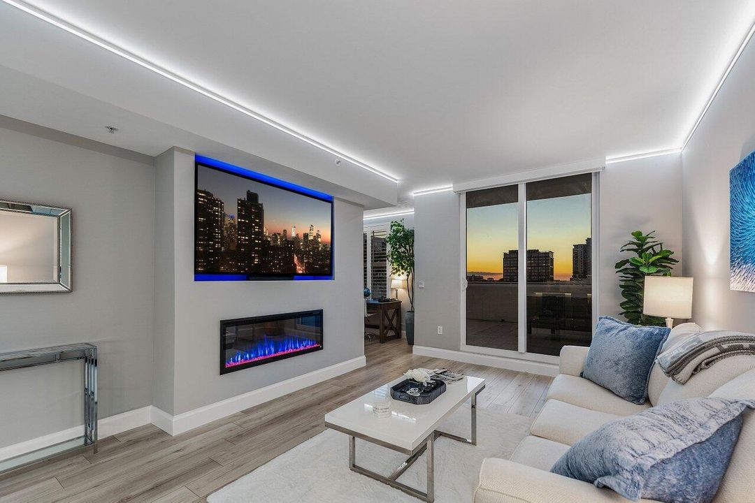 For Sale: $725,000 (1 beds, 1 baths, 720 Square Feet)