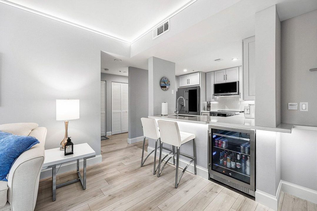 For Sale: $725,000 (1 beds, 1 baths, 720 Square Feet)