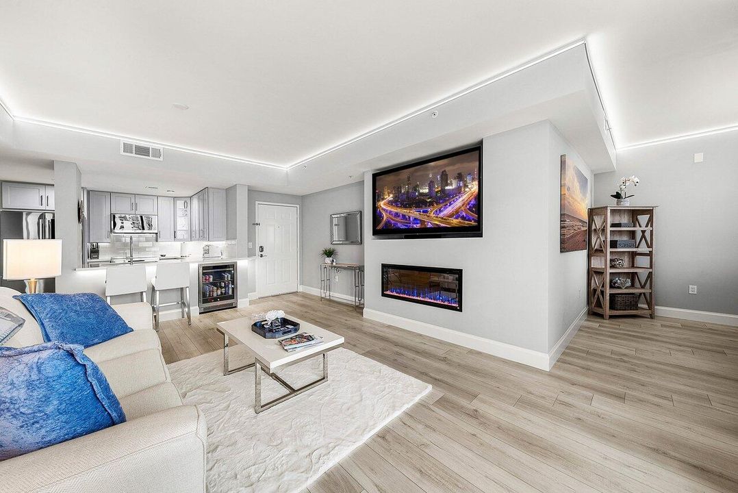 For Sale: $725,000 (1 beds, 1 baths, 720 Square Feet)