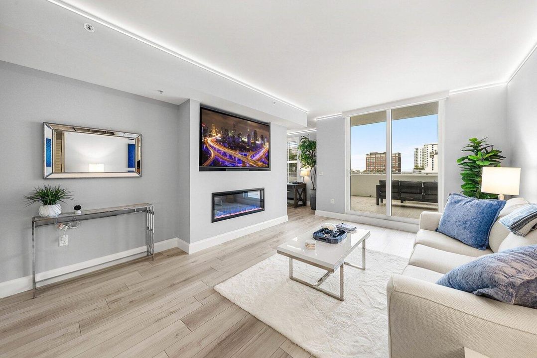 For Sale: $725,000 (1 beds, 1 baths, 720 Square Feet)