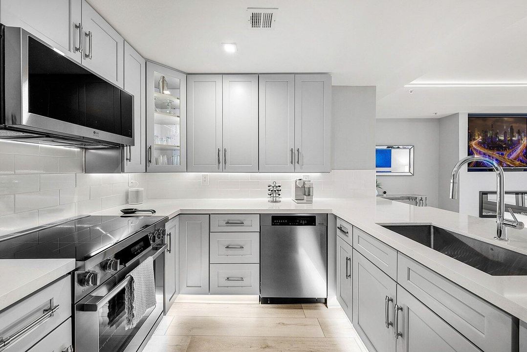 For Sale: $725,000 (1 beds, 1 baths, 720 Square Feet)