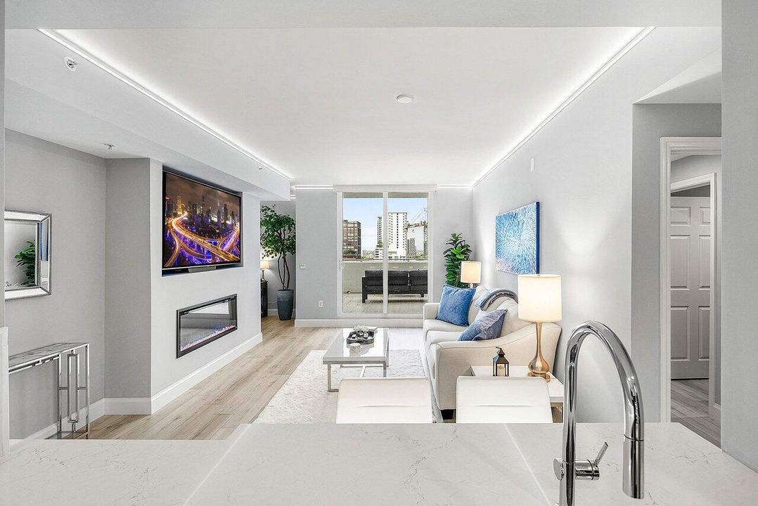 For Sale: $725,000 (1 beds, 1 baths, 720 Square Feet)