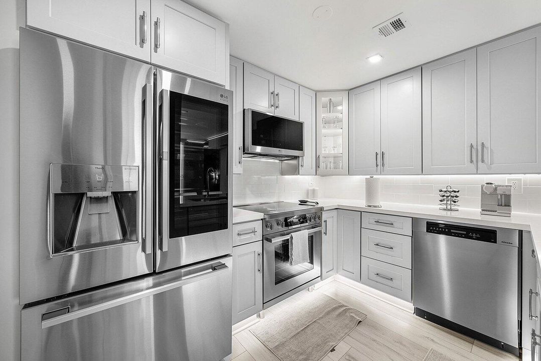 For Sale: $725,000 (1 beds, 1 baths, 720 Square Feet)