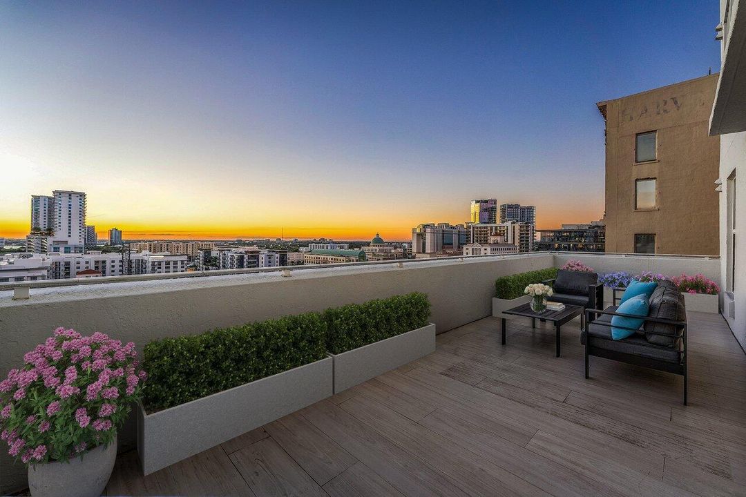 For Sale: $725,000 (1 beds, 1 baths, 720 Square Feet)