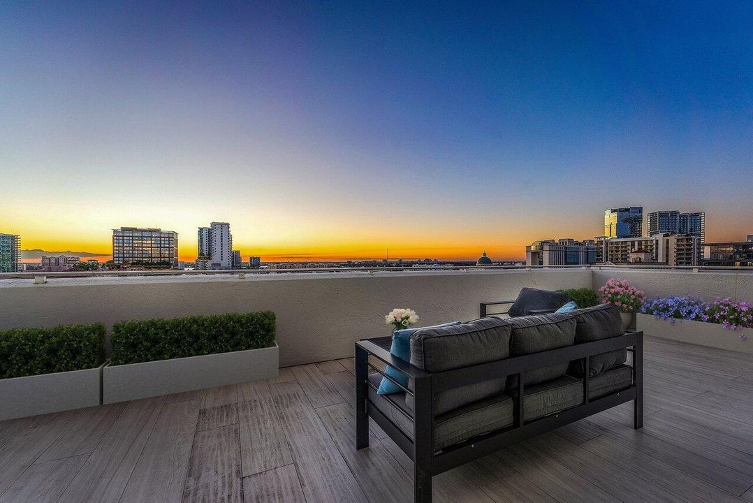 For Sale: $725,000 (1 beds, 1 baths, 720 Square Feet)