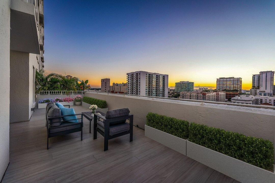 For Sale: $725,000 (1 beds, 1 baths, 720 Square Feet)