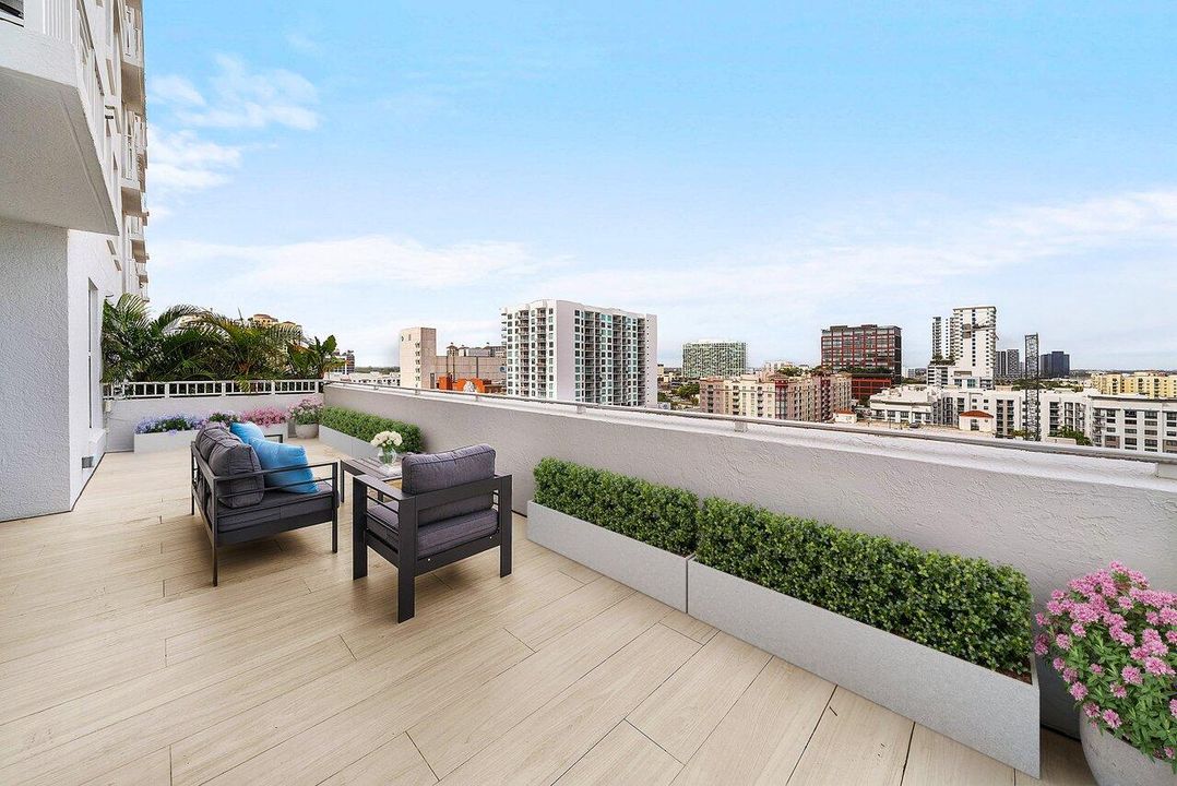 For Sale: $725,000 (1 beds, 1 baths, 720 Square Feet)