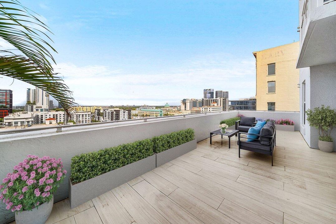 For Sale: $725,000 (1 beds, 1 baths, 720 Square Feet)