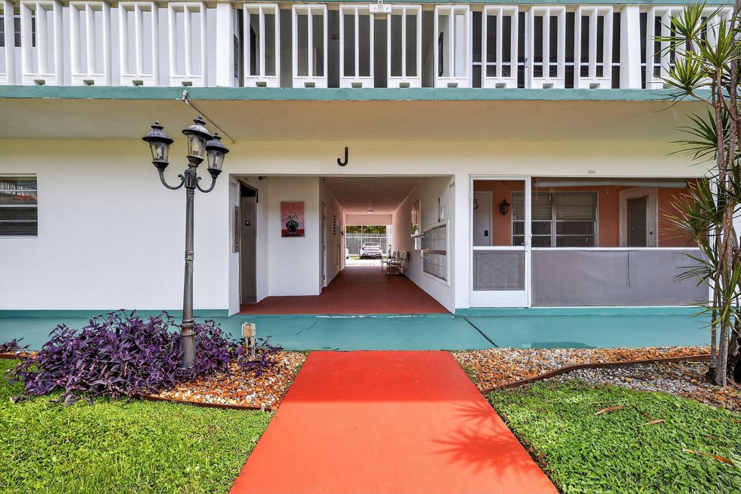 For Sale: $125,000 (2 beds, 1 baths, 880 Square Feet)