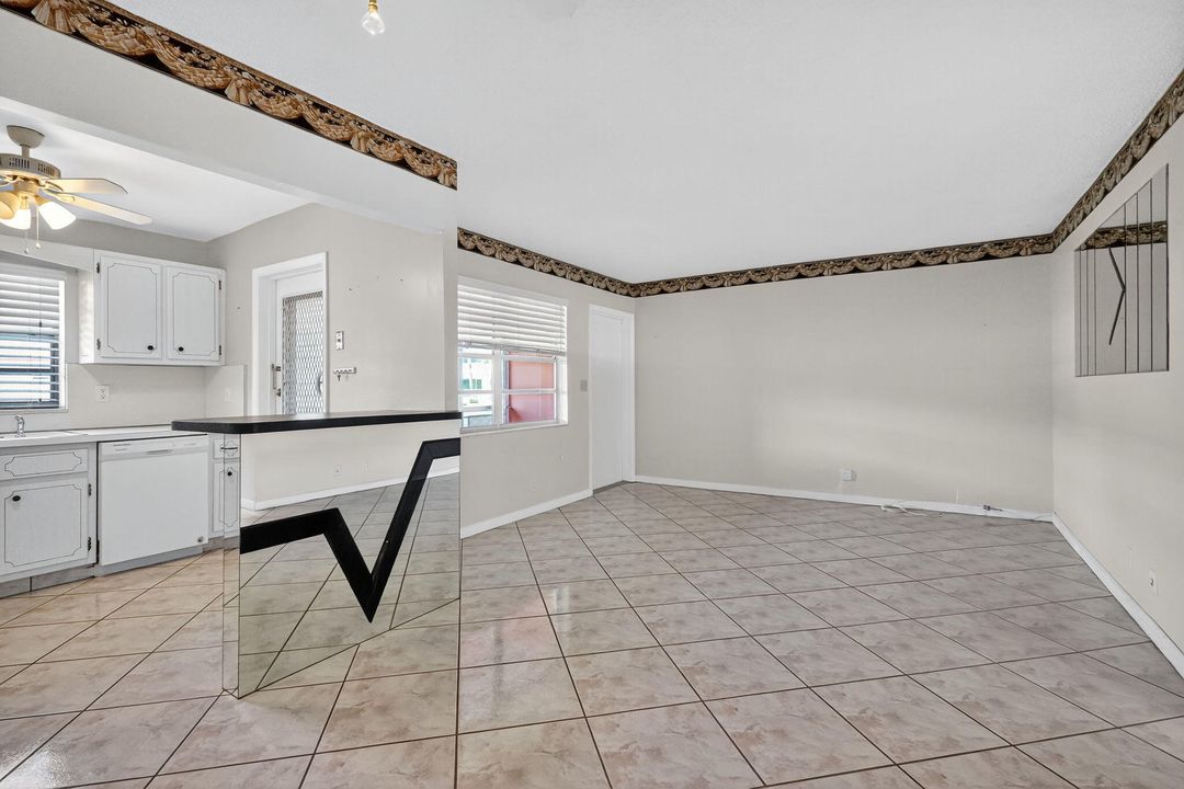 For Sale: $125,000 (2 beds, 1 baths, 880 Square Feet)