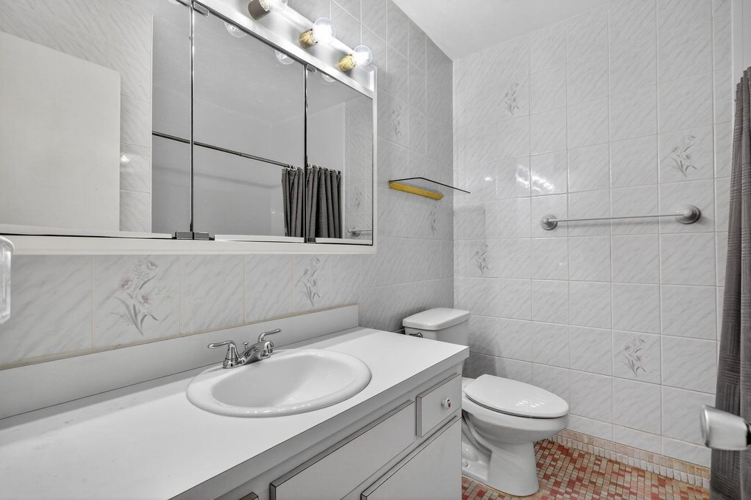 For Sale: $125,000 (2 beds, 1 baths, 880 Square Feet)