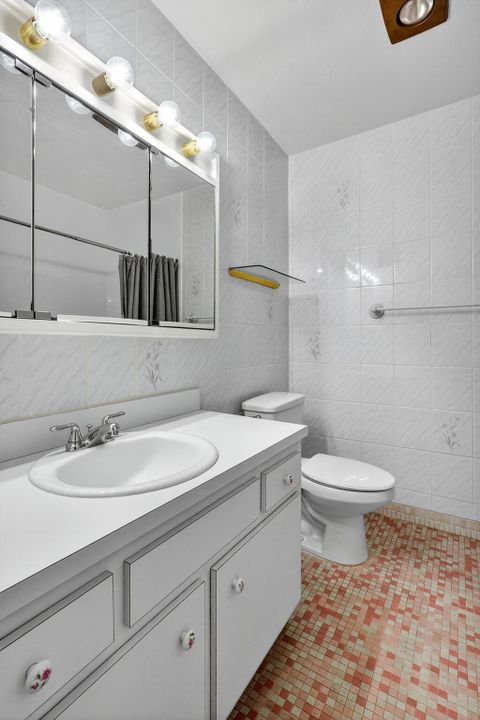 For Sale: $125,000 (2 beds, 1 baths, 880 Square Feet)