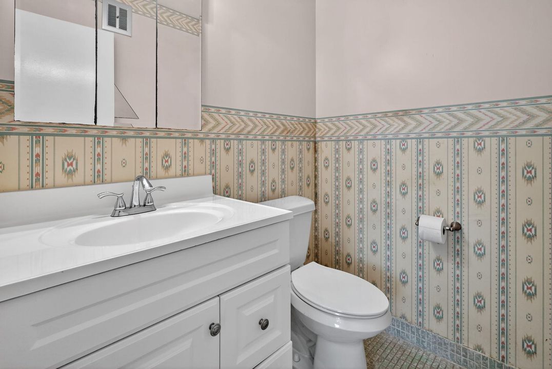 For Sale: $125,000 (2 beds, 1 baths, 880 Square Feet)