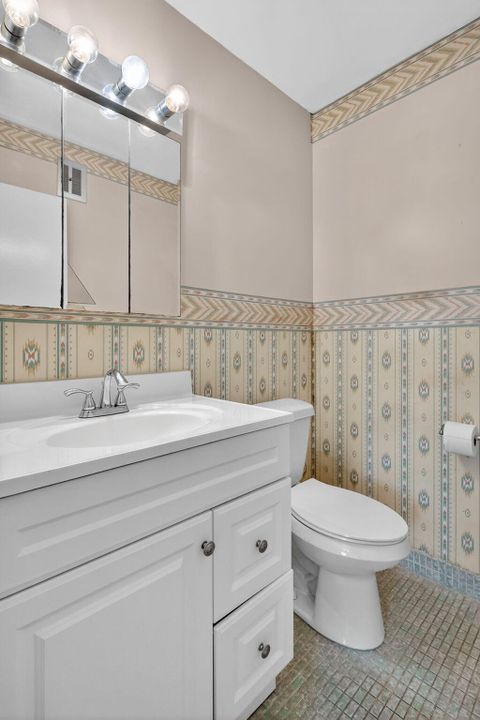 For Sale: $125,000 (2 beds, 1 baths, 880 Square Feet)