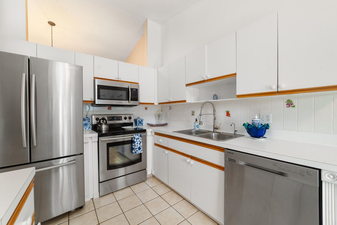 Active With Contract: $325,000 (3 beds, 2 baths, 1371 Square Feet)