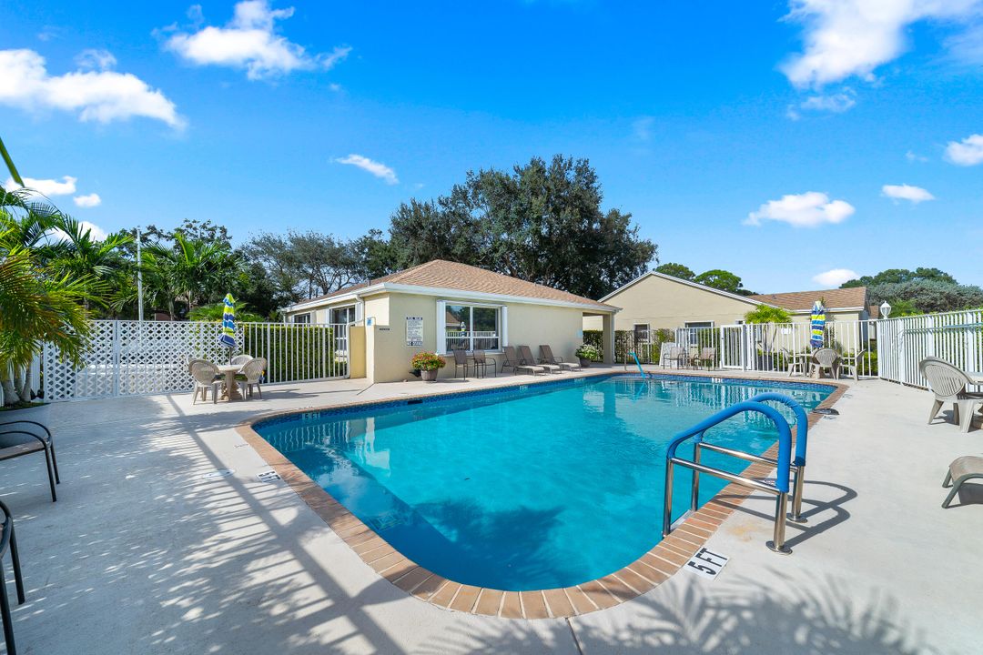 Active With Contract: $325,000 (3 beds, 2 baths, 1371 Square Feet)