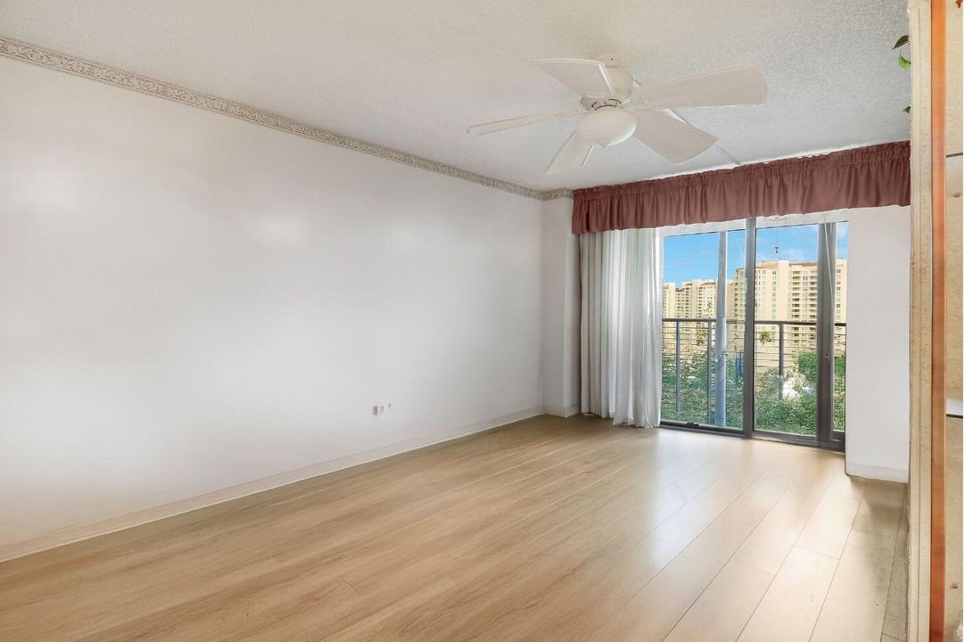 For Sale: $550,000 (1 beds, 1 baths, 987 Square Feet)