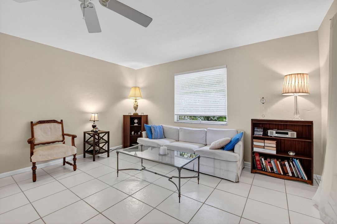 合同活跃: $379,000 (2 贝兹, 2 浴室, 1144 平方英尺)