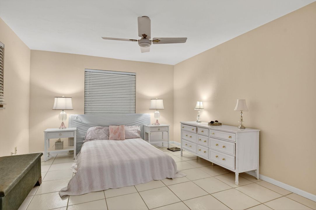 合同活跃: $379,000 (2 贝兹, 2 浴室, 1144 平方英尺)