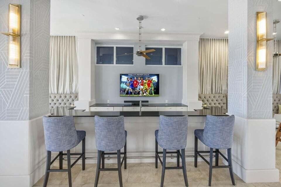 For Sale: $725,000 (1 beds, 1 baths, 720 Square Feet)