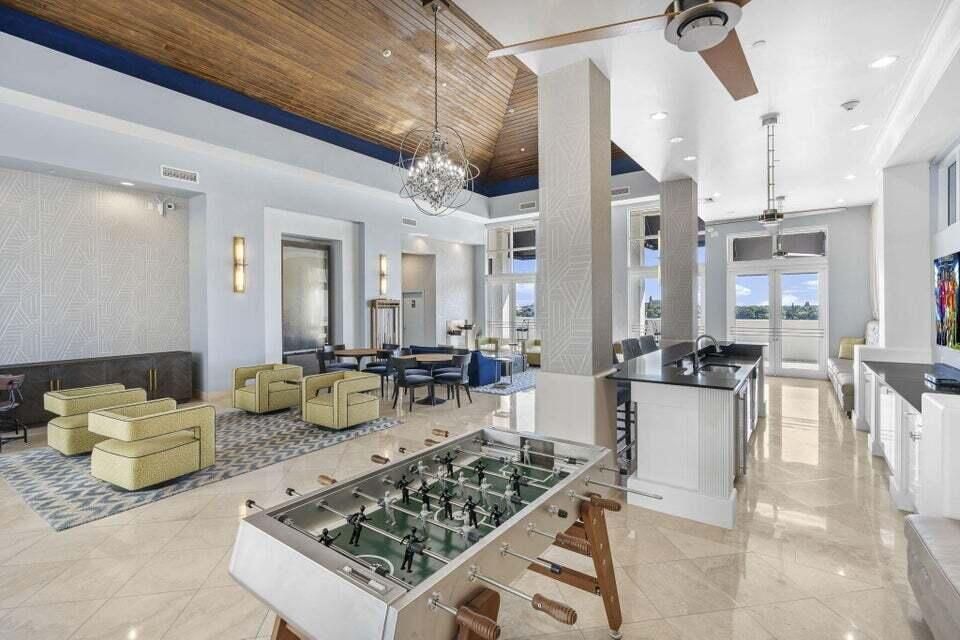 For Sale: $725,000 (1 beds, 1 baths, 720 Square Feet)