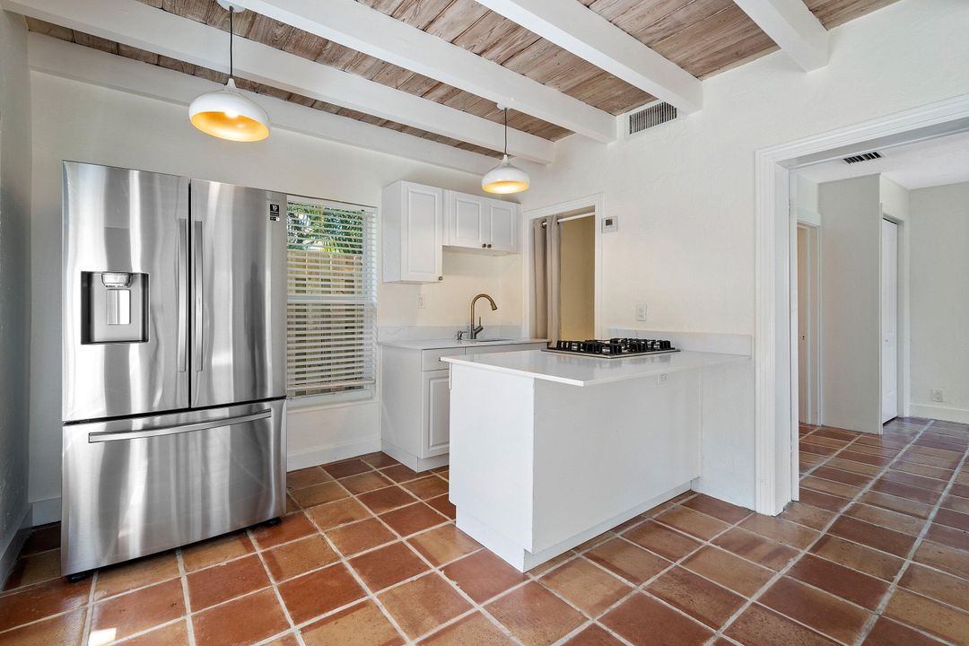 出租: $15,000 (5 贝兹, 4 浴室, 2462 平方英尺)