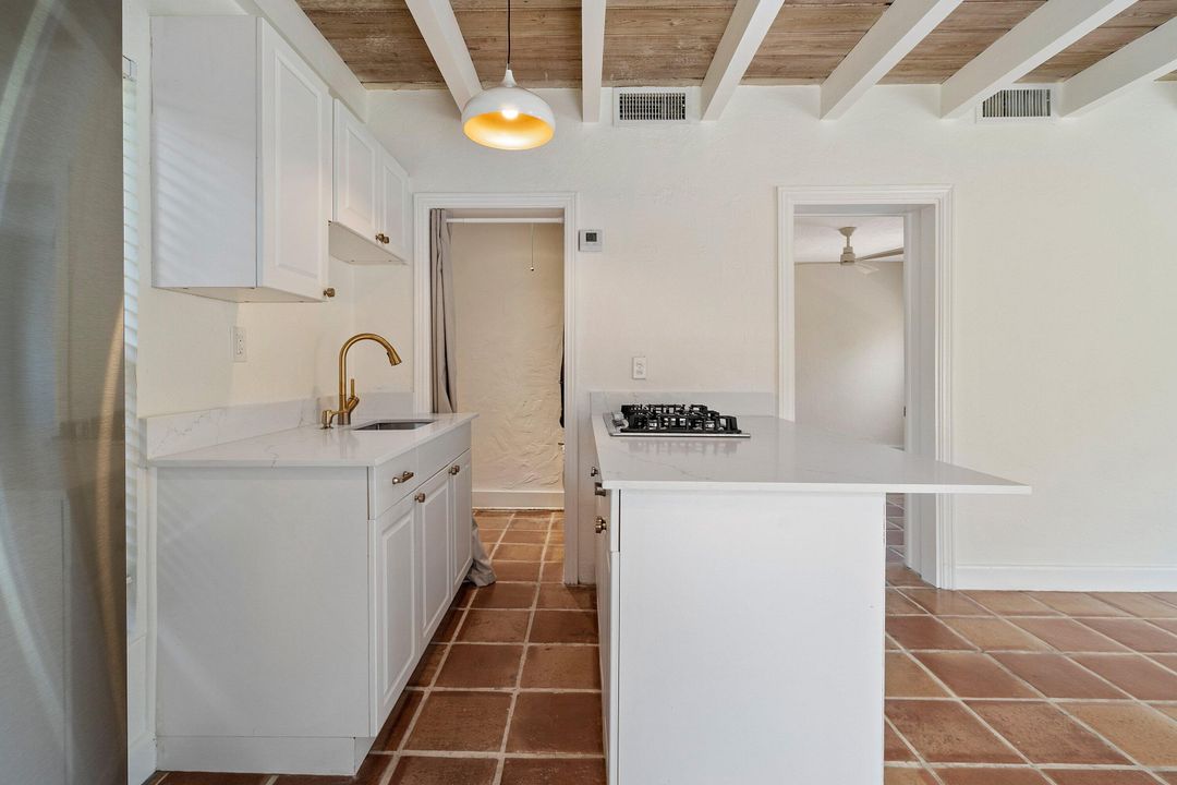 出租: $15,000 (5 贝兹, 4 浴室, 2462 平方英尺)