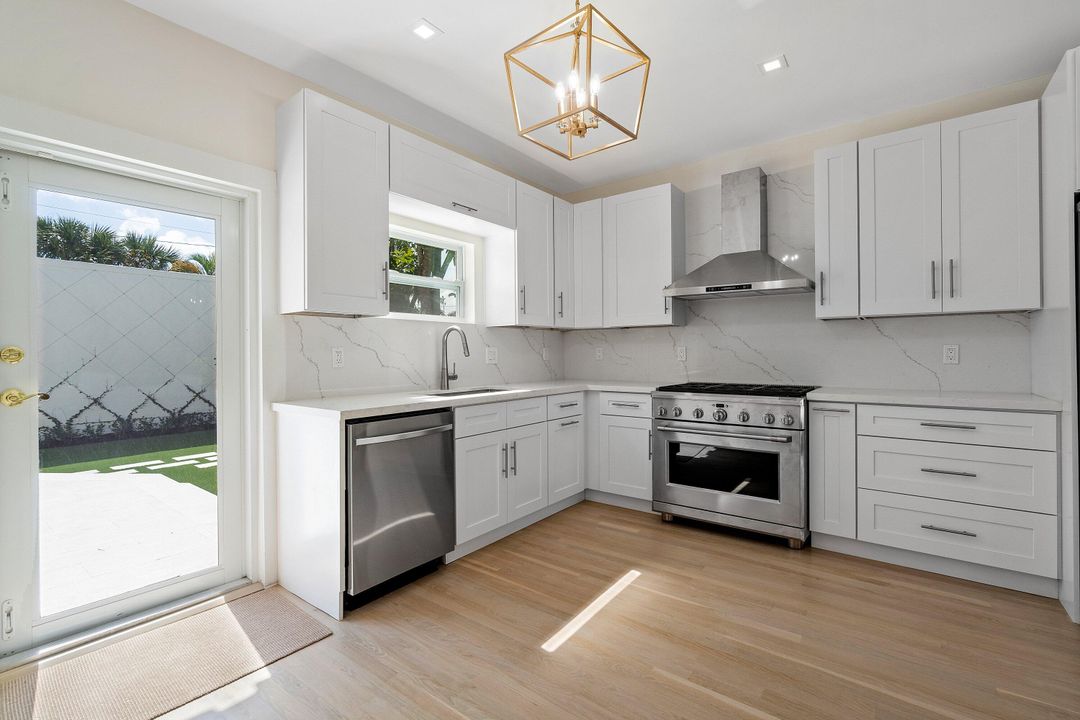 出租: $15,000 (5 贝兹, 4 浴室, 2462 平方英尺)