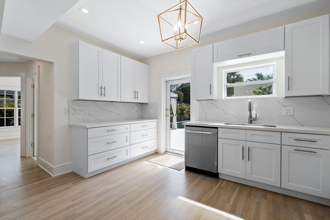 出租: $15,000 (5 贝兹, 4 浴室, 2462 平方英尺)