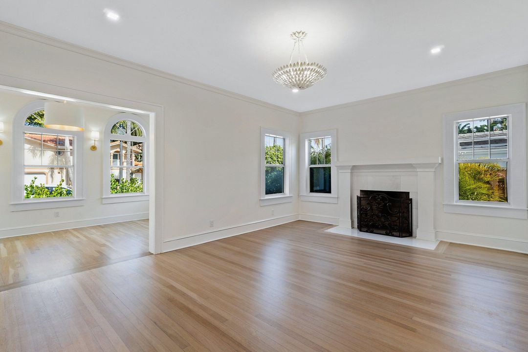 出租: $15,000 (5 贝兹, 4 浴室, 2462 平方英尺)