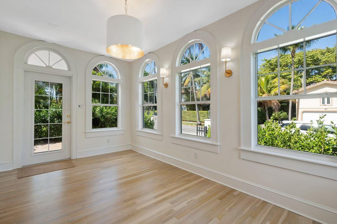 出租: $15,000 (5 贝兹, 4 浴室, 2462 平方英尺)