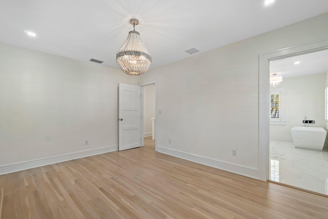 出租: $15,000 (5 贝兹, 4 浴室, 2462 平方英尺)